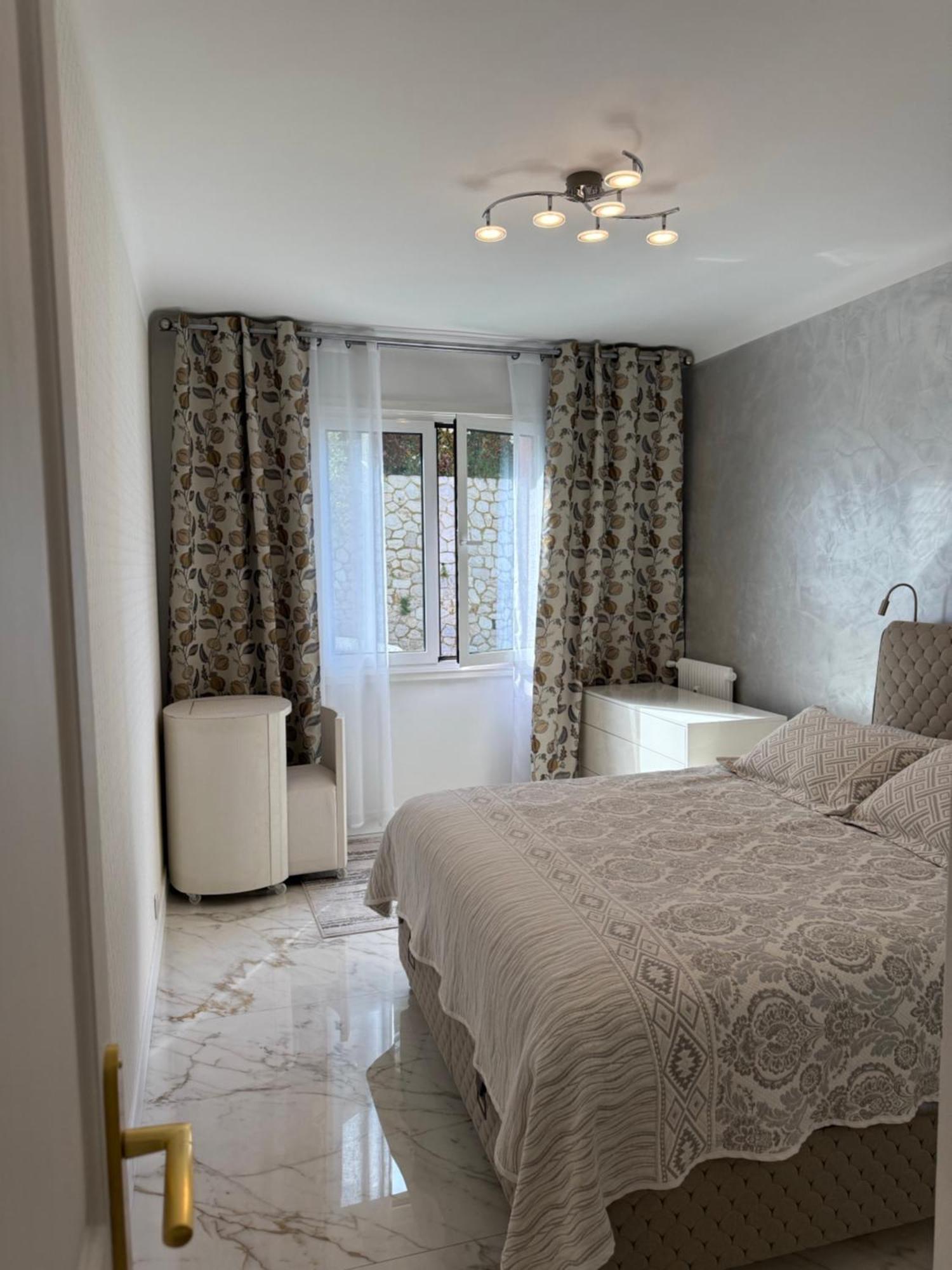 Emotion Vip Apartment Nisa Exterior foto